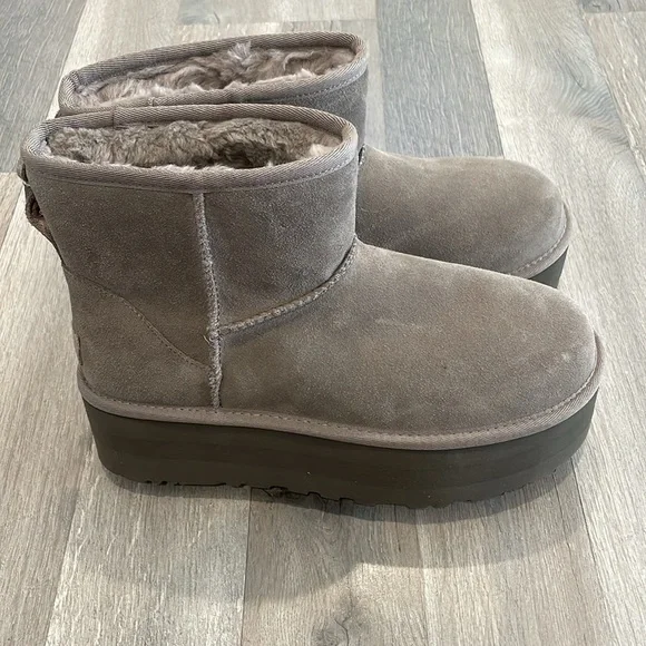 UGG WOMEN'S CLASSIC MINI PLATFORM BOOTS - Picture 9 of 16